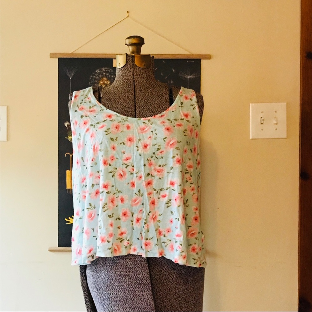 NWOT. Floral Pattern Crop Top Cotton.